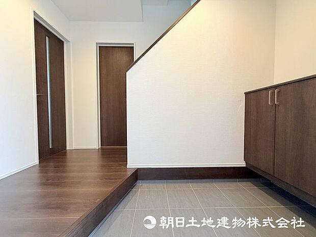住まいの第一印象を演出する玄関。ご家族やゲストを心地よく迎え入れる、明るく清潔感のある空間です。