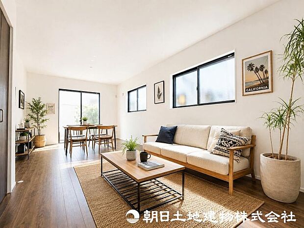 家族が自然と集まるリビングは、毎日の暮らしを心地よく彩る安らぎの空間です。家具の配置やインテリア次第で、お好みの雰囲気にコーディネートできます。