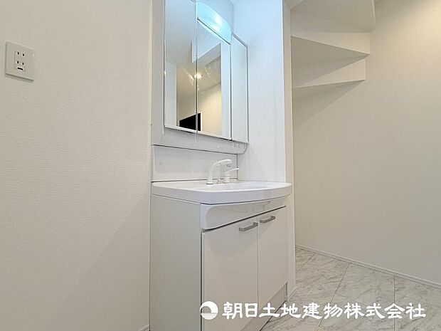 朝の準備から帰宅後の手洗いまで、家族みんなが使いやすい洗面所。快適な暮らしを支える実用的なスペースです。