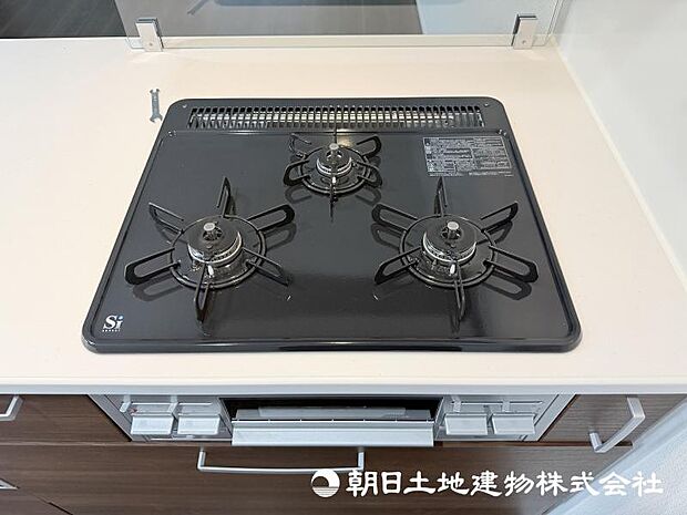 三つ口コンロを備えた使い勝手の良いキッチン。複数の料理を同時に進めることができ、毎日の調理を効率よくサポートします。