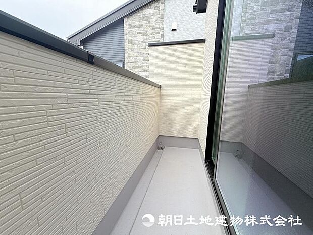 住まいに開放感をプラスするバルコニー。日当たりや風通しを感じながら、心地よい時間を過ごせる場所です。