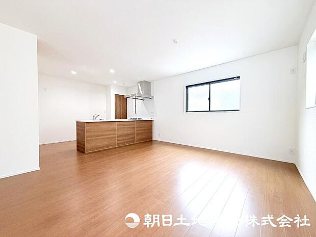 流行りに惑わされないモダンな外観は、主張し過ぎず、又、平凡になり過ぎず、閑静な街によく映えます。