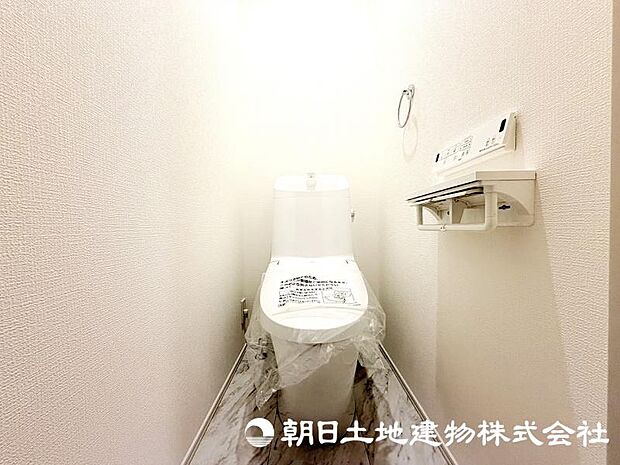 毎日使う場所だからこそ、清潔感と使いやすさが大切なトイレ。快適な暮らしをサポートする落ち着いた空間です。