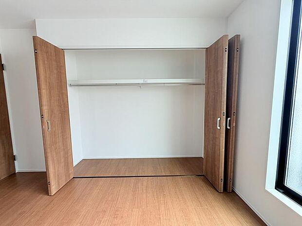日々増える荷物もすっきり片付けられる収納スペース。居住空間を広く快適に使える便利な設備です。