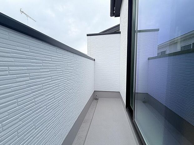住まいに開放感をプラスするバルコニー。日当たりや風通しを感じながら、心地よい時間を過ごせる場所です。