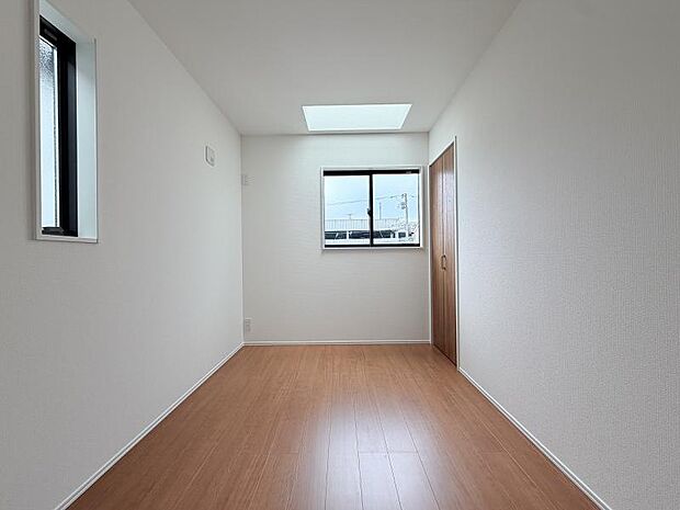 住まう方の生活スタイルに合わせて自由に使える居室。家具やインテリアで自分らしい空間づくりを楽しめます。