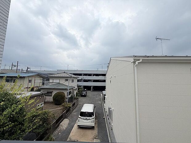 住まいに開放感をプラスするバルコニー。日当たりや風通しを感じながら、心地よい時間を過ごせる場所です。