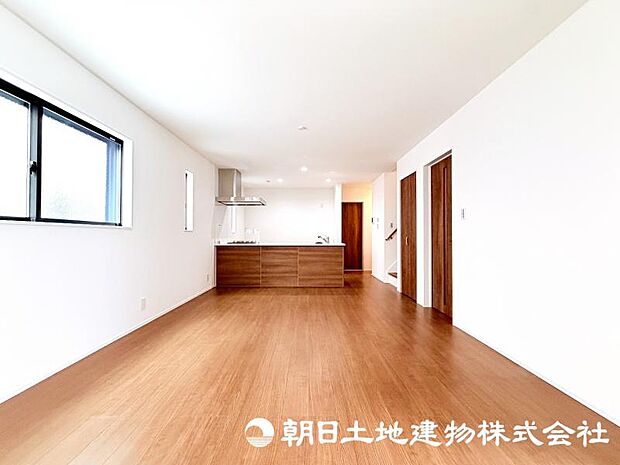 家族が自然と集まるリビングは、毎日の暮らしを心地よく彩る安らぎの空間です。家具の配置やインテリア次第で、お好みの雰囲気にコーディネートできます。