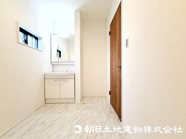 朝の準備から帰宅後の手洗いまで、家族みんなが使いやすい洗面所。快適な暮らしを支える実用的なスペースです。