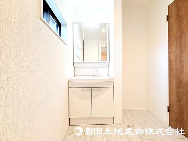 朝の準備から帰宅後の手洗いまで、家族みんなが使いやすい洗面所。快適な暮らしを支える実用的なスペースです。