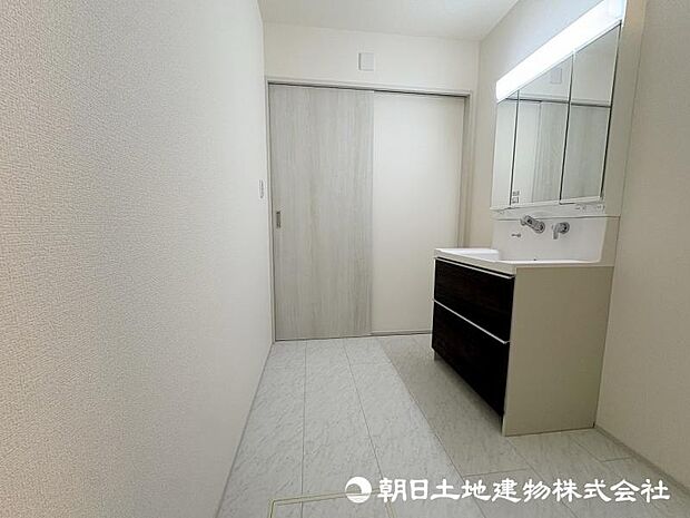 ＜洗面室＞朝の洗顔が気持ちい広い洗面室です。
