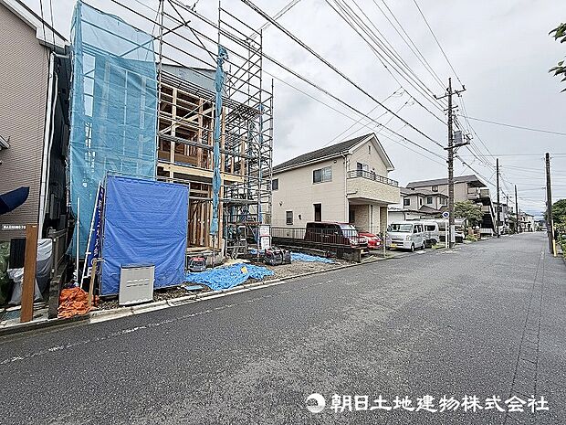<現地>周辺にはスーパーやドラッグストアがある便利な住環境となっています。