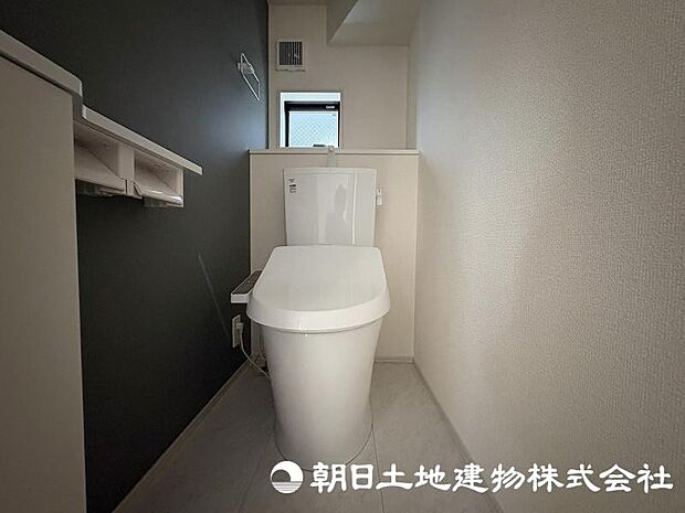 毎日使う場所だからこそ、清潔感と使いやすさが大切なトイレ。快適な暮らしをサポートする落ち着いた空間です。