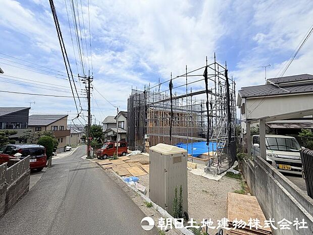 <現地>交通量の少ない道路に面して小さいお子様も安心いただけます。