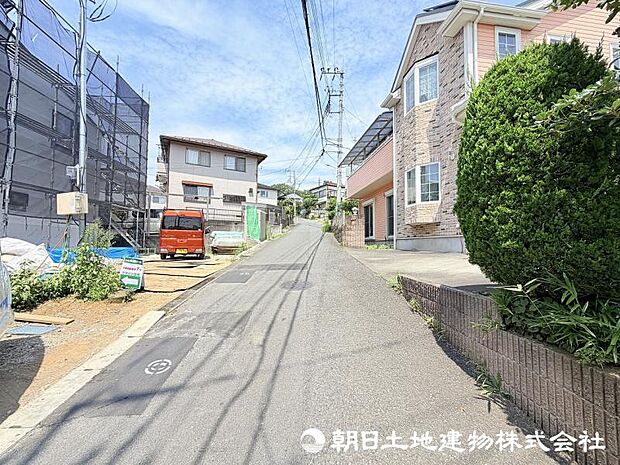 ＜現地＞交通量の少ない道路に面して小さいお子様も安心いただけます。