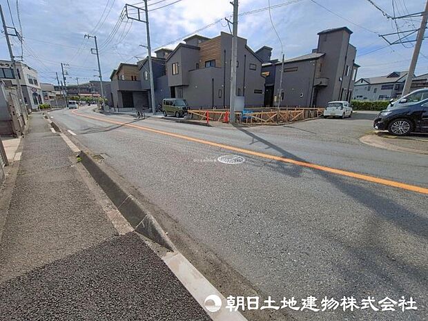 <現地>歩道を通って安全に駅まで歩けます。