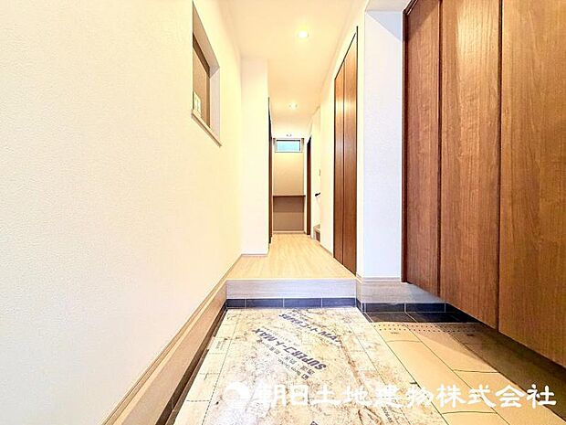 住まいの第一印象を演出する玄関。ご家族やゲストを心地よく迎え入れる、明るく清潔感のある空間です。