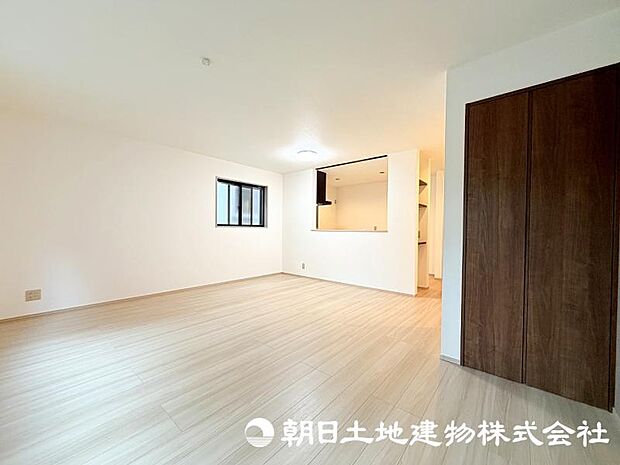 家族が自然と集まるリビングは、毎日の暮らしを心地よく彩る安らぎの空間です。家具の配置やインテリア次第で、お好みの雰囲気にコーディネートできます。