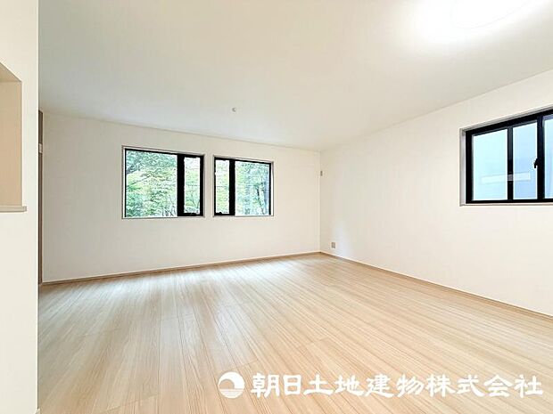 日々の暮らしの中心となるリビングは、居心地の良さと使いやすさを兼ね備えた空間です。家族との会話を楽しみながら、快適な時間を過ごせます。