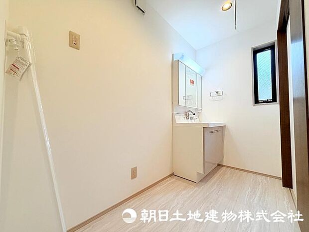 朝の準備から帰宅後の手洗いまで、家族みんなが使いやすい洗面所。快適な暮らしを支える実用的なスペースです。