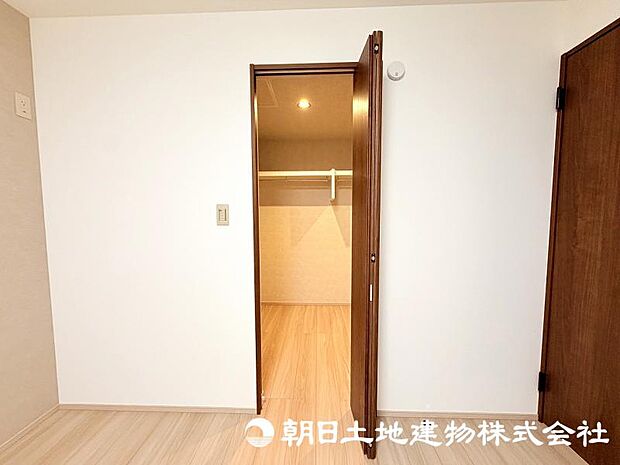 日々増える荷物もすっきり片付けられる収納スペース。居住空間を広く快適に使える便利な設備です。
