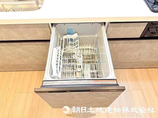 食器洗いの負担を軽減してくれる食洗器を備えたキッチン。家事の効率化をサポートし、ゆとりある時間を生み出します。