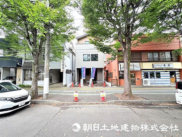 <現地>広い歩道があり小さいお子様がいらっしゃるご家族様にも安心いただけます。