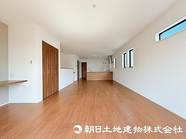 家族が自然と集まるリビングは、毎日の暮らしを心地よく彩る安らぎの空間です。家具の配置やインテリア次第で、お好みの雰囲気にコーディネートできます。 