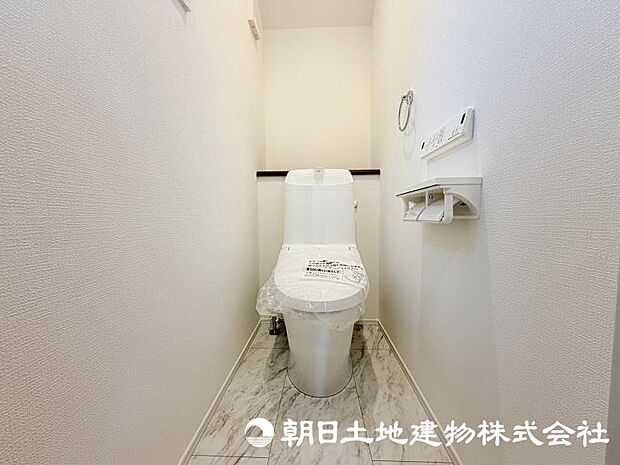 毎日使う場所だからこそ、清潔感と使いやすさが大切なトイレ。快適な暮らしをサポートする落ち着いた空間です。 