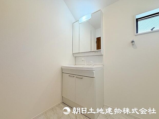 朝の準備から帰宅後の手洗いまで、家族みんなが使いやすい洗面所。快適な暮らしを支える実用的なスペースです。 
