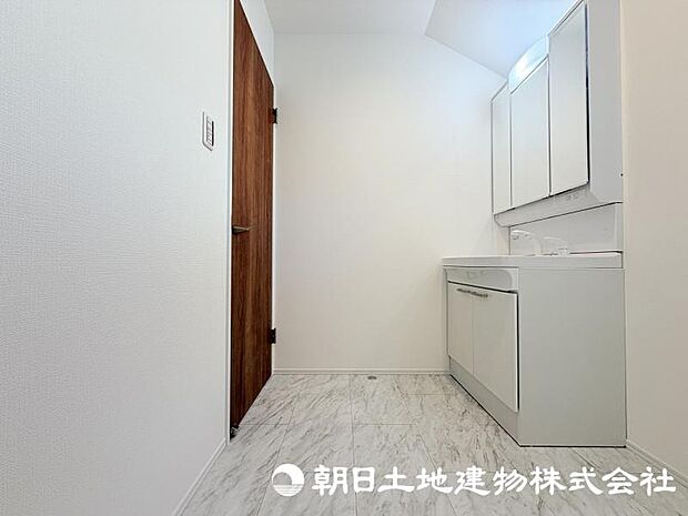 朝の準備から帰宅後の手洗いまで、家族みんなが使いやすい洗面所。快適な暮らしを支える実用的なスペースです。 
