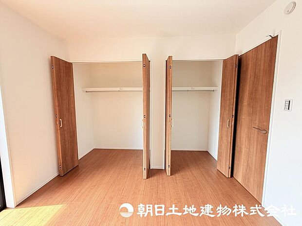 日々増える荷物もすっきり片付けられる収納スペース。居住空間を広く快適に使える便利な設備です。 