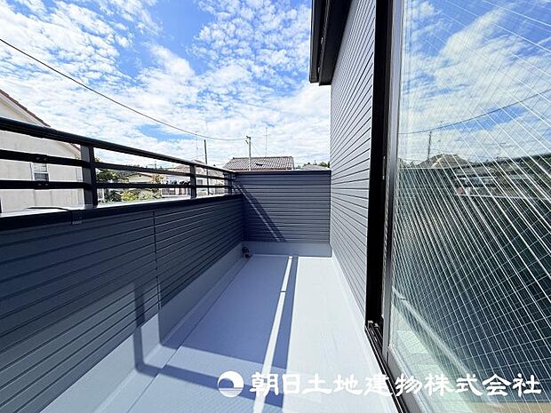 住まいに開放感をプラスするバルコニー。日当たりや風通しを感じながら、心地よい時間を過ごせる場所です。 