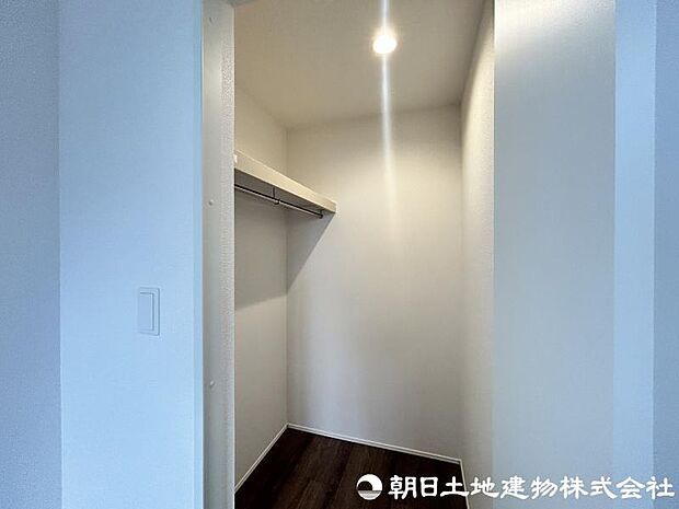 <収納>ご夫婦で使えるウォークインクローゼットも便利です。