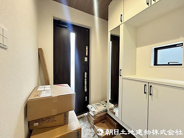 <玄関>お出かけ前の身だしなみをチェックできるミラー付きです。
