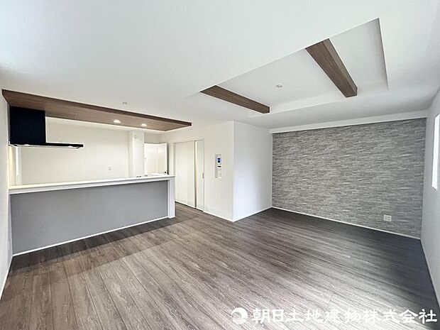 <リビング>折り上げ天井や間接照明のあるお洒落なリビング空間です。