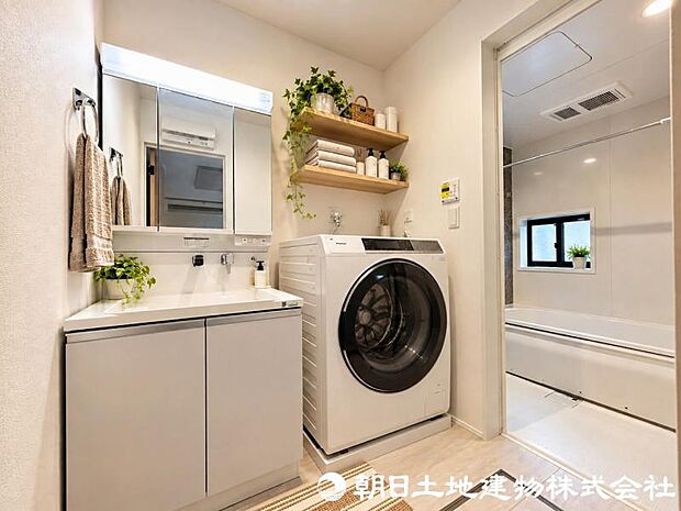 <洗面室>洗面室&浴室はキッチン背面から使え家事動線がスムーズです。(家電イメージ)