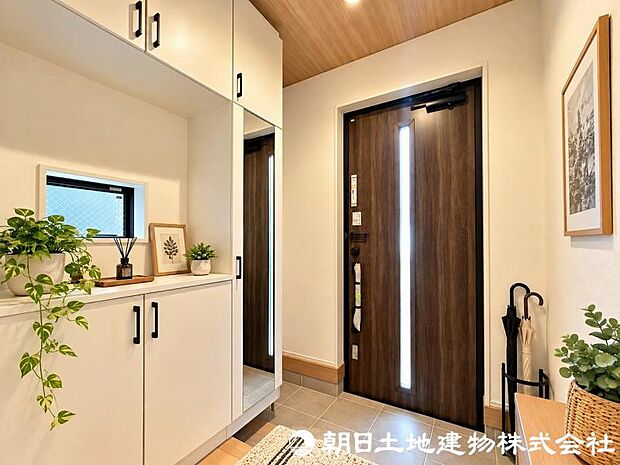 <玄関>身だしなみをチェックできるミラー付きです。