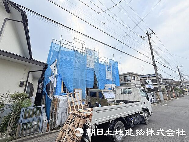 <現地>区画整理地内の幅員6m道路に面して車のすれ違いも楽にできます。