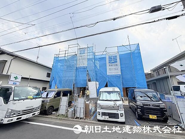 <現地>吹き抜けのある明るいリビング空間でお寛ぎいただけます。