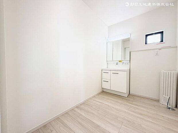 ＜洗面室＞洗面室＆浴室はキッチン横から使え家事動線がスムーズです。