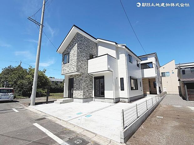 ＜外観＞区画整理地内の幅員6ｍ道路に面して車のすれ違いも楽にできます。