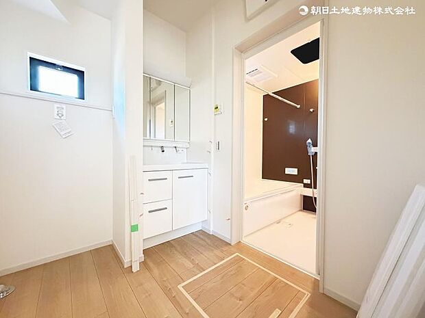 <洗面室>洗面室&浴室がキッチンから近く家事動線もスムーズです。