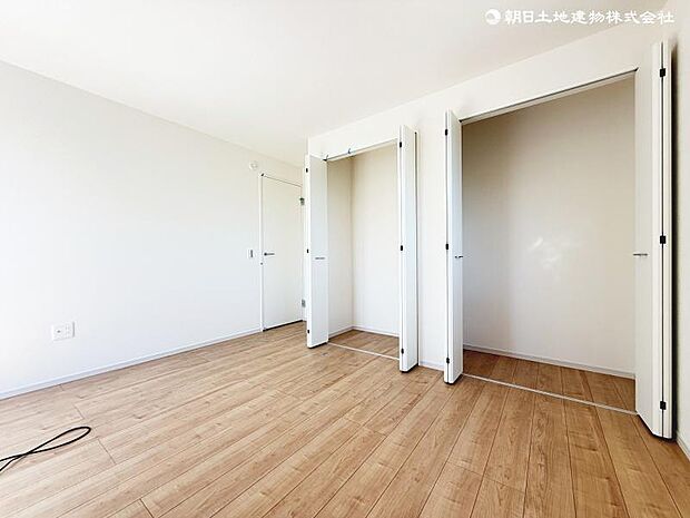 <収納>各洋室にクローゼットがありお洋服やお荷物をすっきりと収納できます。