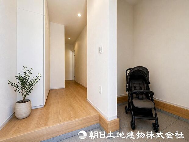 ＜玄関＞ベビーカーやゴルフバックを置ける土間収納も便利です。