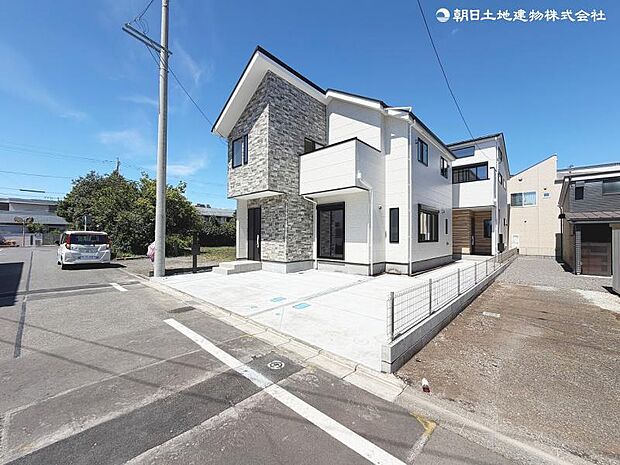 <外観>交通量の少ない道路に面していますので小さいお子様がいらっしゃるご家族様にも安心いただけます。