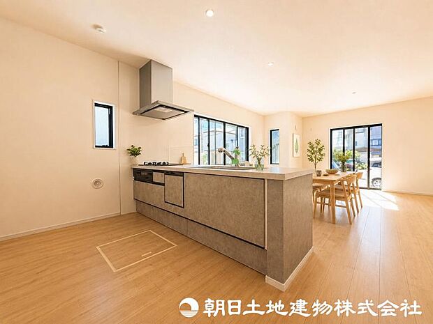 ＜キッチン＞お料理中も会話が弾む明るい対面キッチンです。