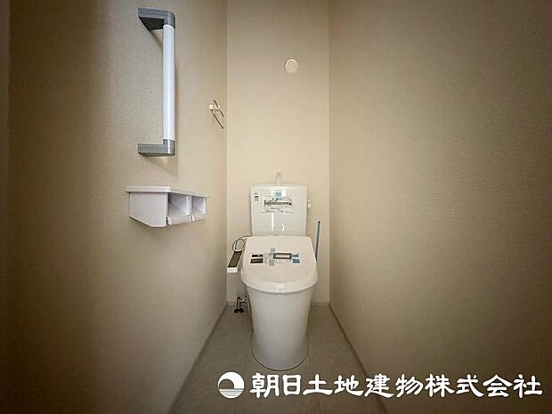 毎日使う場所だからこそ、清潔感と使いやすさが大切なトイレ。快適な暮らしをサポートする落ち着いた空間です。