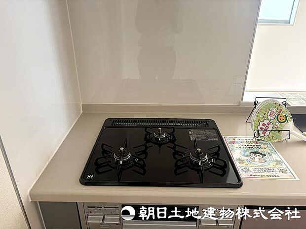三つ口コンロを備えた使い勝手の良いキッチン。複数の料理を同時に進めることができ、毎日の調理を効率よくサポートします。