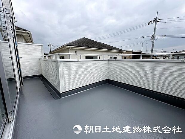 住まいに開放感をプラスするバルコニー。日当たりや風通しを感じながら、心地よい時間を過ごせる場所です。